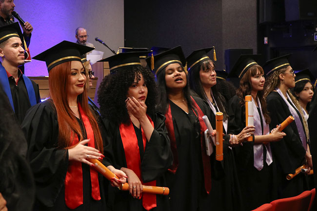 Formandas se emocionam com as homenagens prestadas pelos familiares.