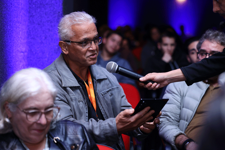 Professor do Assunção interage ao vivo com a Gemini, inteligência artificial apresentada pela Samsung.