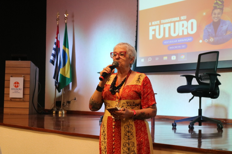 Prof.ª Ma. Regina dos Anjos Fazioli abrindo a aula magna