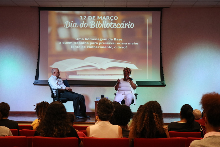 Prof. Me. Rogério Xavier e Dandewara Pereira durante bate-papo.