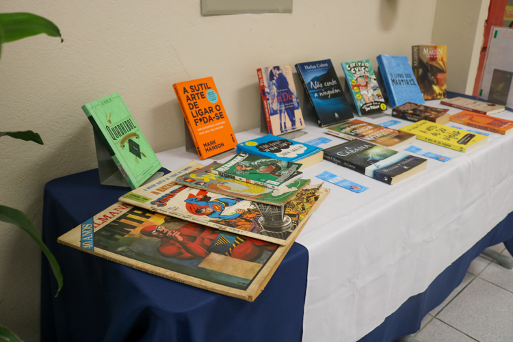 Mesa da Feira de Troca de Livros exposta na entrada da Biblioteca durante o mês de Abril.
