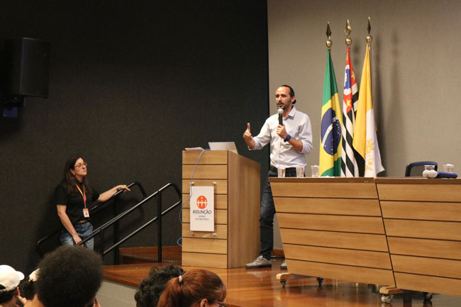Outro licenciando sobe ao palco para falar sobre sua experiência com o programa.