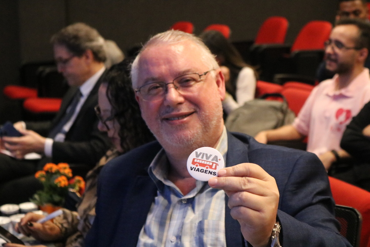 Paulo Simões de Medeiros Júnior com brinde de um dos projetos apresentados no evento.