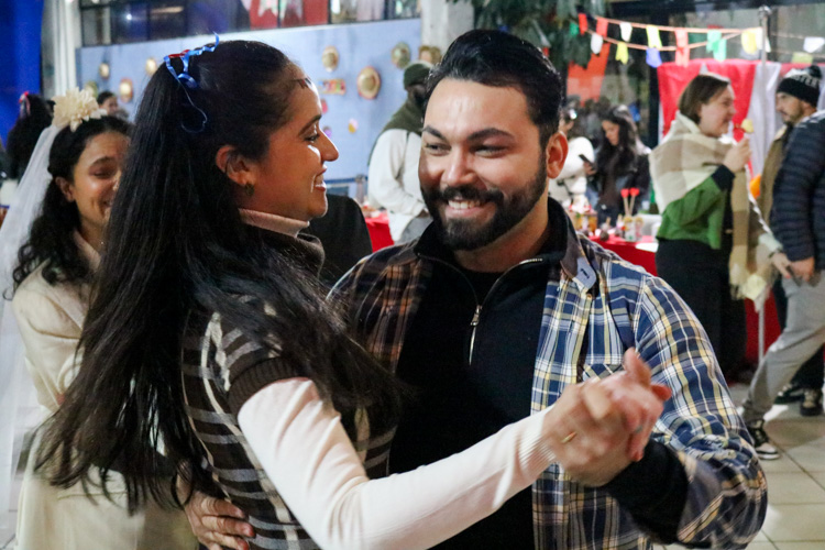Casal dançando quadrilha na festa junina do Assunção