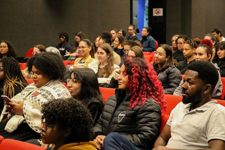 Público presente durante III Fórum de Bibliotecas Escolares no Centro Universitário Assunção
