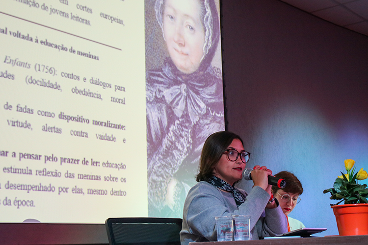 Professora convidada, Dr.ª Barbara Rodrigues Barbosa, durante sua fala.