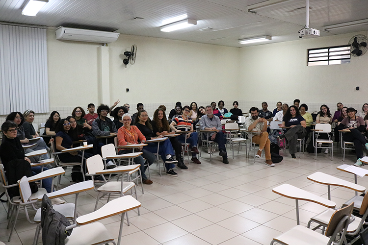 Estudantes, professores e convidados presentes no encontro. 