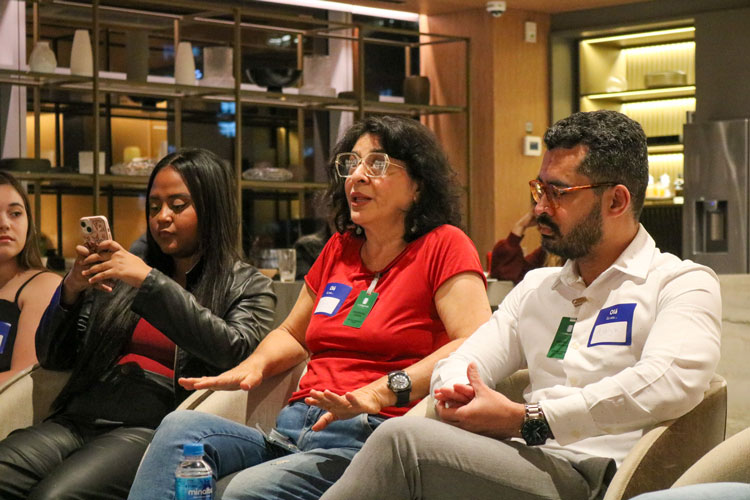 Aluna do Assunção participa ativamente da discussão.