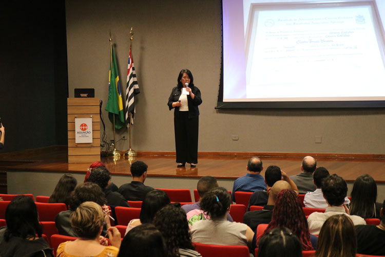 Claudia T. Kimura, ex-aluna do Assunção, compartilhando sua experiência como Contadora.