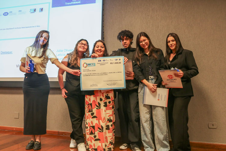 Alunos responsáveis pelo projeto Fly High recebendo premiação.