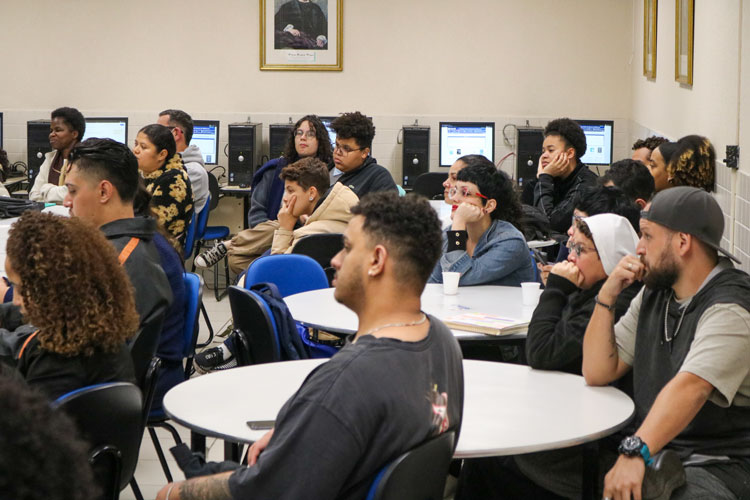 Alunos reunidos na Biblioteca da Instituição para participar da Palestra.