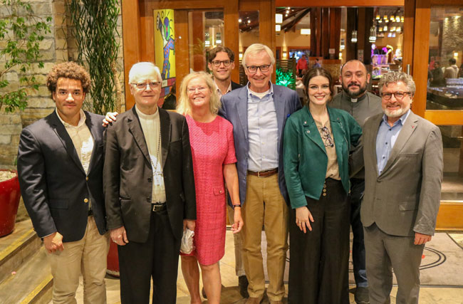 Representantes da Fundação Stiftung Kinder-Schirm e do Centro Universitário Assunção com o Cardeal Dom Odilo Pedro Scherer após o jantar.