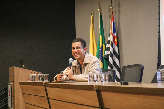 Prof. Dr. Ângelo Antônio Pires de Oliveira, da Universidade Católica de Santos, durante o evento.