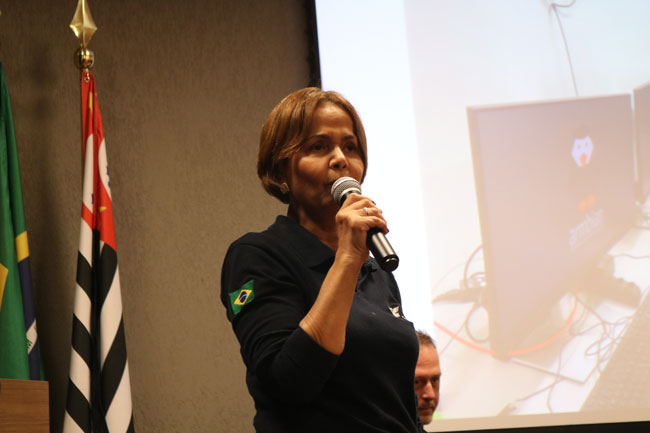 Representante da Receita Federal em painel sobre Parcerias entre a Receita e as Universidades na Transformação de Mercadorias Apreendidas.