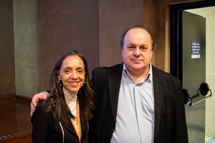 Coordenadora do curso de Administração, Prof.ª Dr.ª Edineide Maria de Oliveira ao lado do palestrante Prof. Dr. Fernando de Almeida Santos.