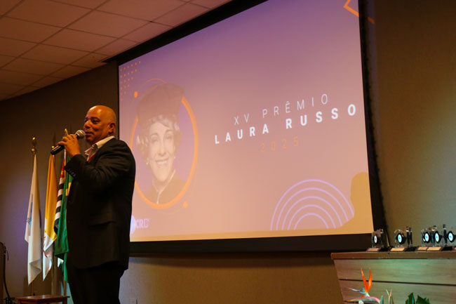Prof. Me. Rogério Neves abrindo o evento no auditório do Centro Universitário Assunção.