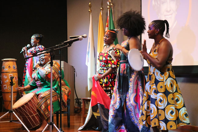 Apresentação cultural durante cerimônia.