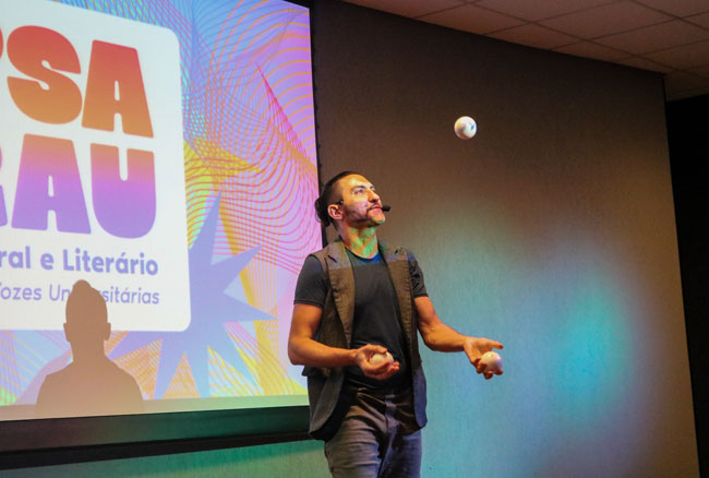 Apresentação circense com números de malabarismo anima o público do Sarau