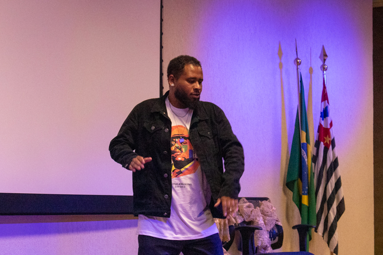 Patrick Ferreira durante apresentação de dança.