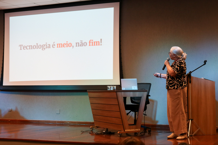 Prof.ª Me. Maria Luiza Marques durante sua fala sobre as conexões humanas em meio aos avanços tecnológicos.