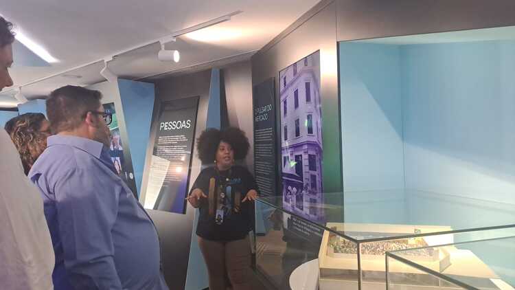 Historiadora que acompanhou a visita dos alunos no Museu B3