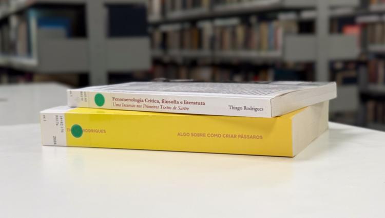 Lombadas dos livros do Prof. Thiago Rodrigues, coordenador do curso de Pedagogia e autor do artigo “Isto não é Literatura”.