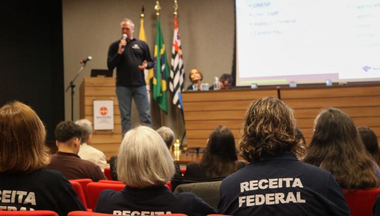 Representantes da Receita Federal durante painel no 2º dia de evento.